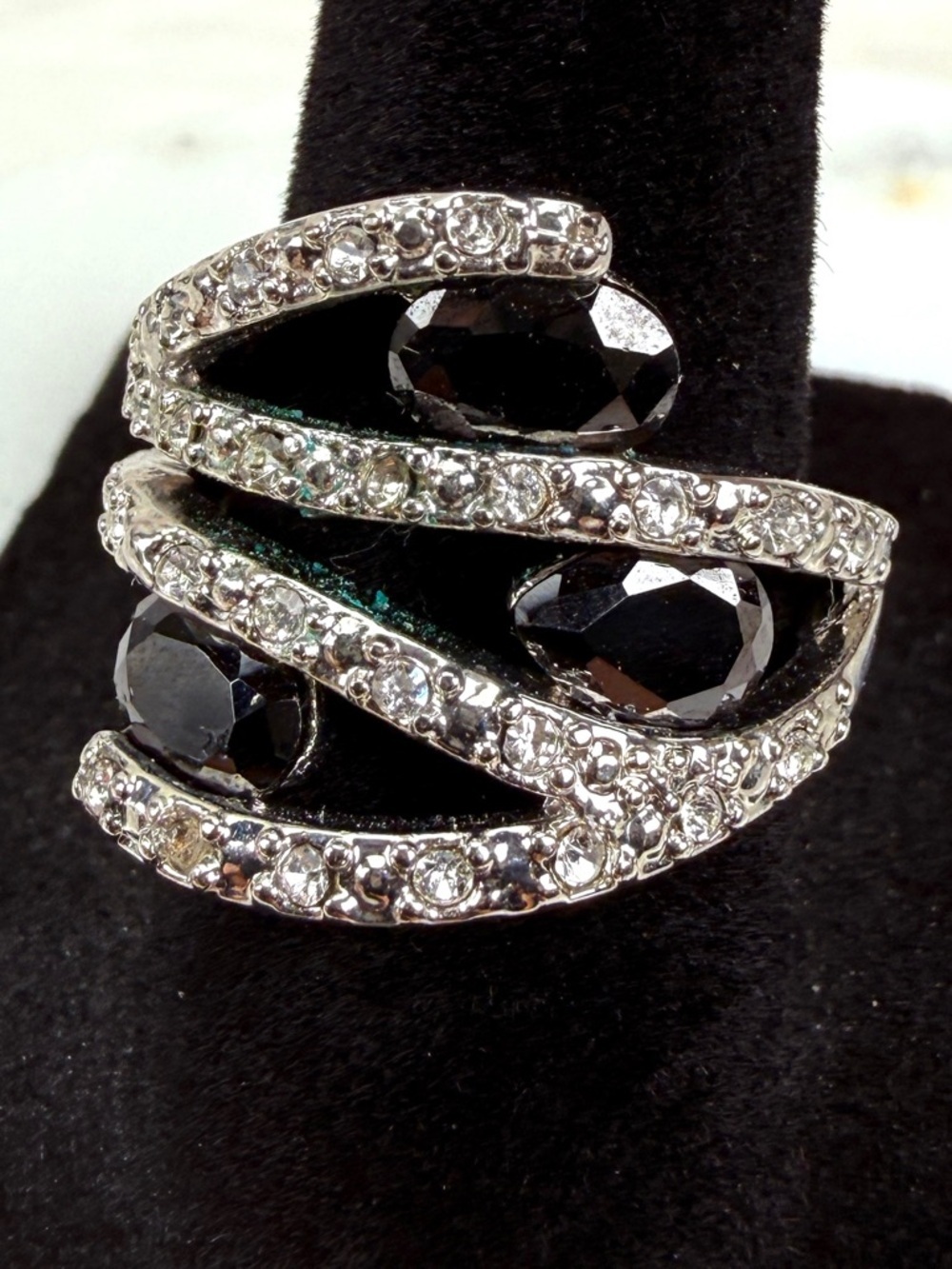 Beautiful silver tone and black bling wideband costume ring size 7